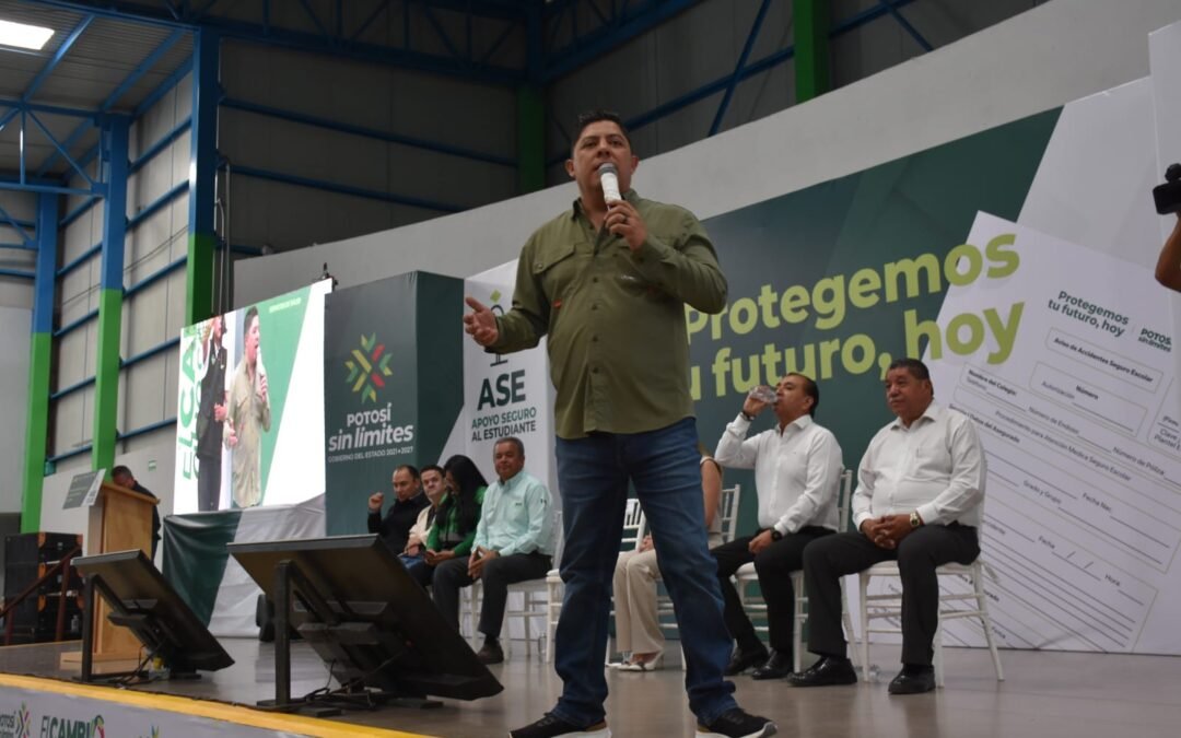 El gobernador Ricardo Gallardo entrega pólizas de seguros a estudiantes de la capital de San Luis