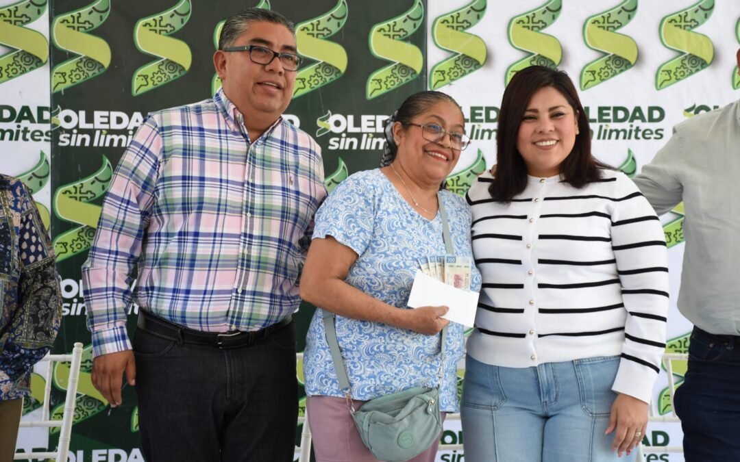 Entrega Juan Manuel Navarro programa adulto mayor en unidad deportiva 21 de marzo