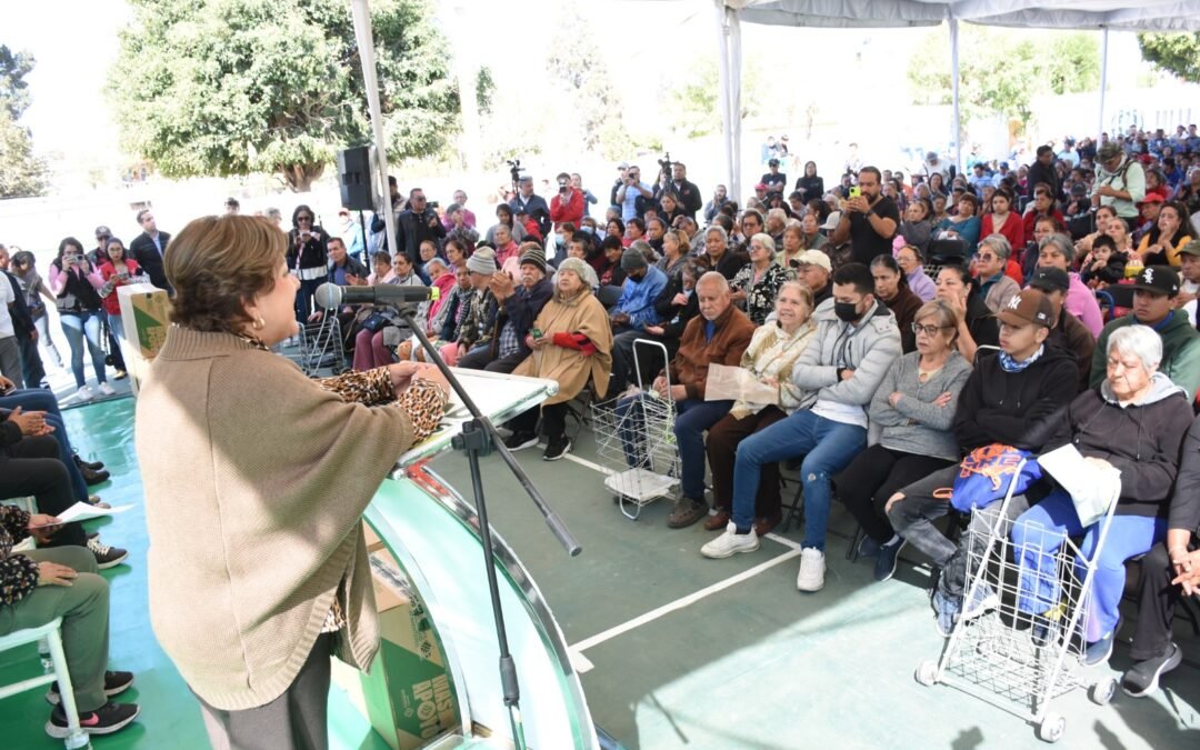 Entrega Programa Alimentario, Alcalde Juan Manuel Navarro y, presidenta del DIF Sra Pilar Cardona, en plaza Primero de Mayo de la colonia “Fidel Velázquez”.