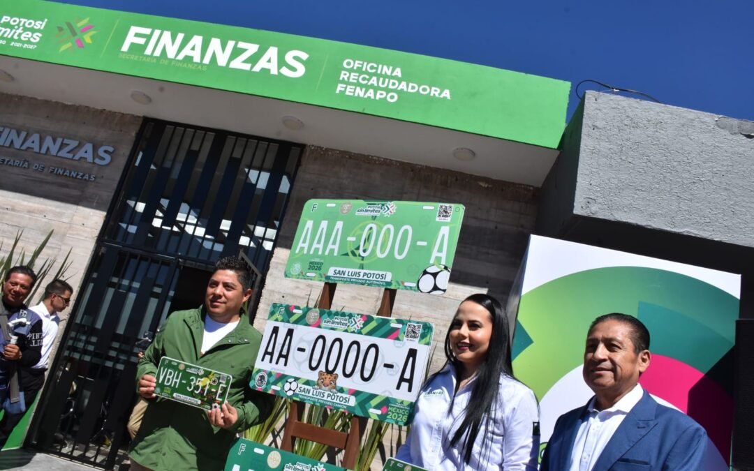Secretaria de Finanzas entrega el primer juego de Placas conmemorativas al Gobernador Ricardo Gallardo quien seleccionó la Verde con el lorito