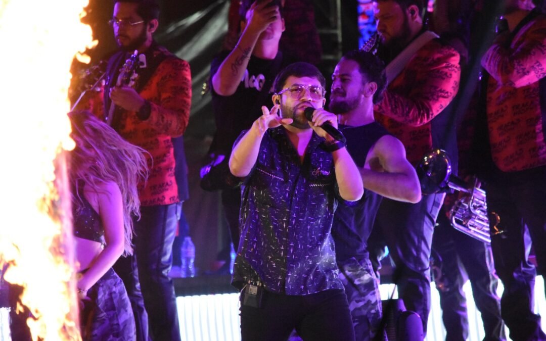 LUIS R CONRIQUEZ ESCRIBE ESPECTACULAR, PRENDIDA Y MULTITUDINARIA NOCHE EN LA FENAE