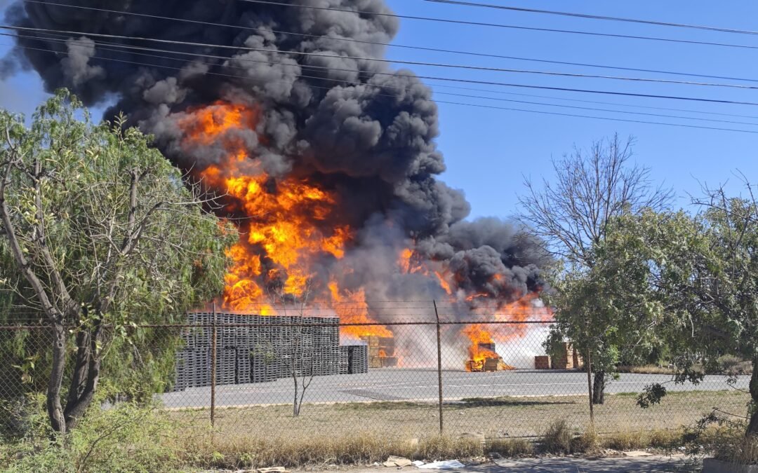 INCENDIO TARIMERO PLÁSTICO DE GRAN MAGNITUD EN EJE 132 ZONA INDUSTRIAL PROTECCIÓN CIVIL ESTATAL COORDINANDO MAURICIO ORDAZ LOS PROTOCOLOS DE SEGURIDAD HACIA LA CIUDADANÍA
