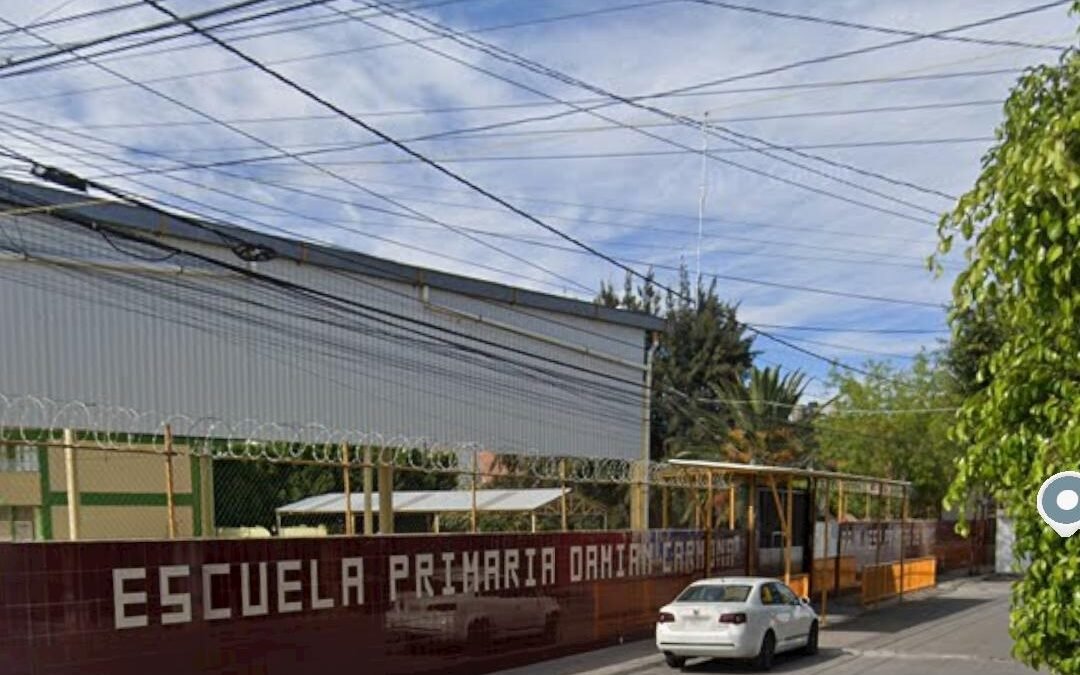 Docente de la primaria “Damián Carmona” ubicada en la colonia Azaleas en Soledad de Graciano Sánchez, despreció y marginó a niña con discapacidad motriz, lo que generó conflicto entre comunidad docente la exclusión de clases de la menor, padres de familia irritados por la discriminación en las aulas